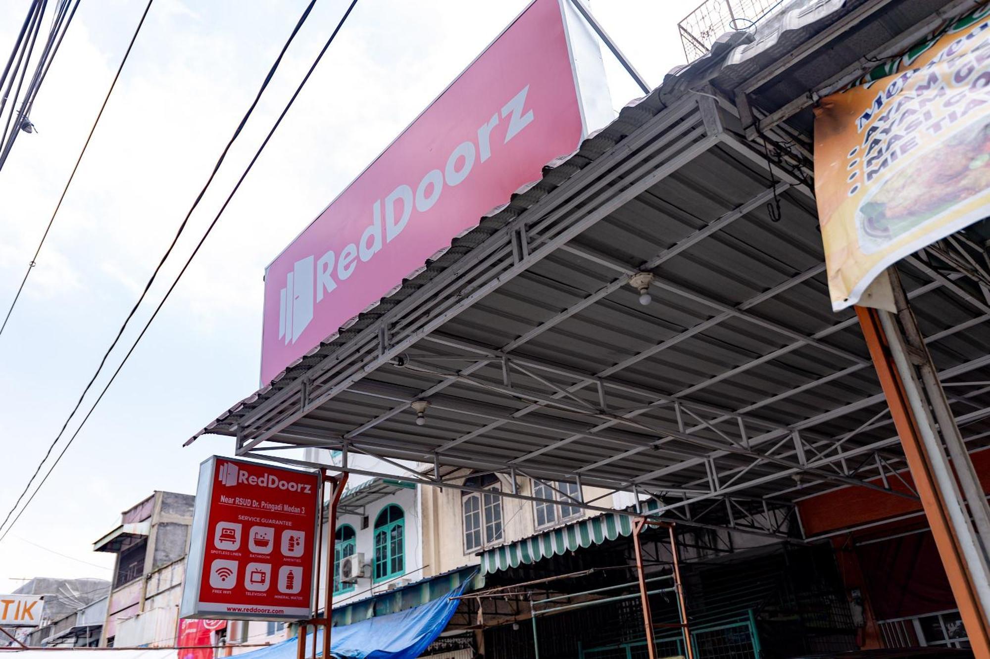 Reddoorz Near Rsud Dr Pringadi Medan 3 Hotel Eksteriør billede